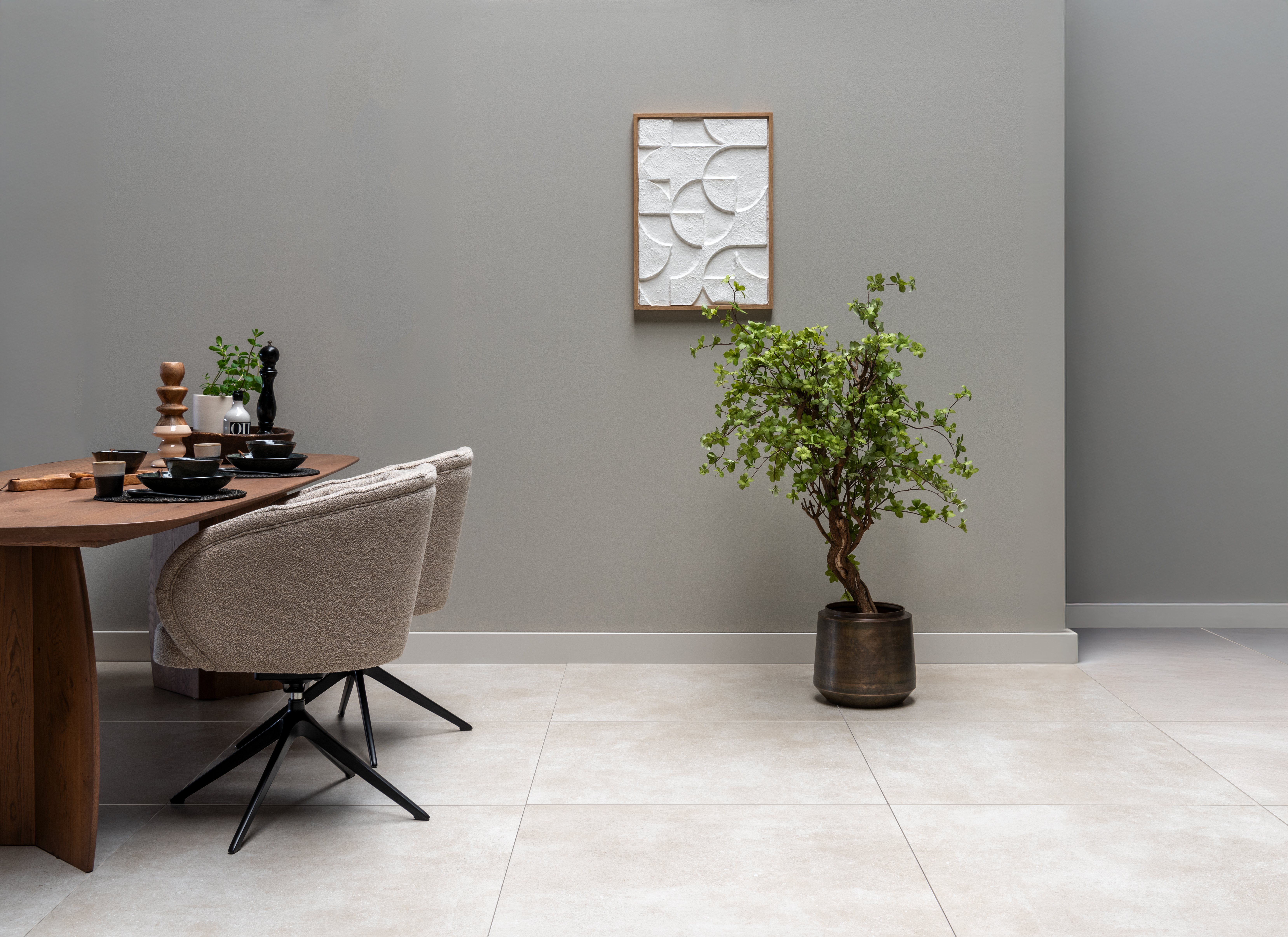 FotoVan woonkamer tot hal: tegelvloeren passen overal